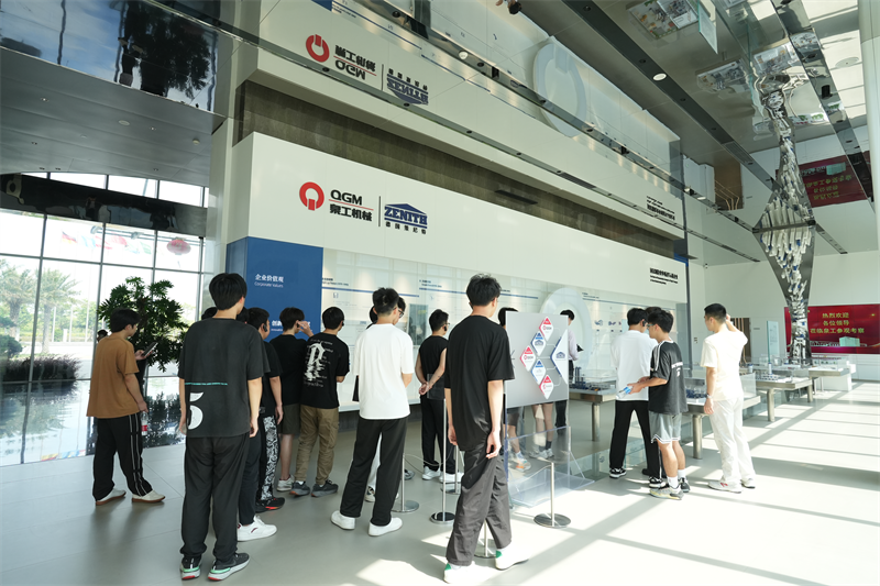 Liming Meslek Üniversitesi, bir iş geliştirme programı için Fujian Quangong Machinery Co.,Ltd'yi ziyaret etti.