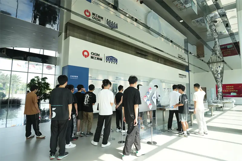 Liming Meslek Üniversitesi, bir iş geliştirme programı için Fujian Quangong Machinery Co.,Ltd'yi ziyaret etti.