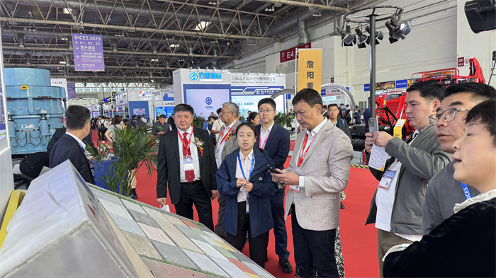 Altın Sonbahar Toplantısı Akıllı Üretimi Konuşmak İçin Toplanıyor, Quangong'un Gücü Parlaklık Yaratıyor