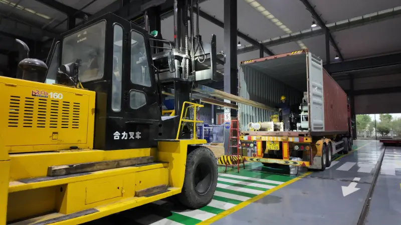 Devasa gemiler güven taşıyor ve akıllıca üretilmiş ekipmanlar dünya çapındaki varış noktalarına gidiyor.