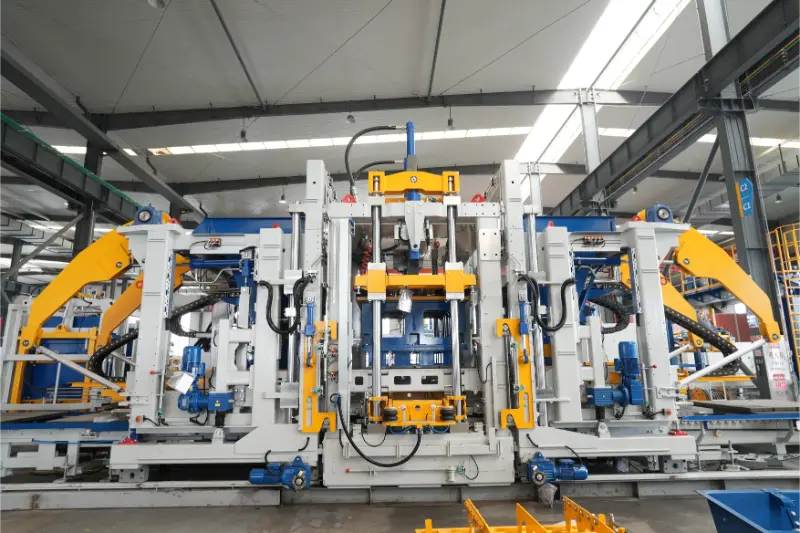 Quangong Machinery Co., Ltd. ZN2000-2 Blok Kalıplama Makinesi: Temel Performans, Akıllı Tuğla Yapımında Yeni Bir Yükseltmeyi Etkinleştiriyor