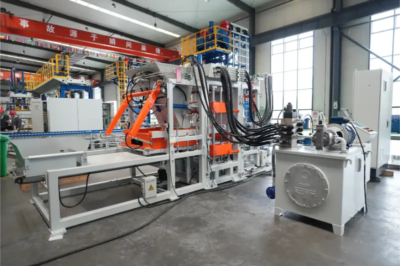 Quangong Machinery Co., Ltd.'nin QT6 tam otomatik tuğla üretim hattı, katı atıklardan yüksek kârlı tuğla üretimine olanak sağlıyor